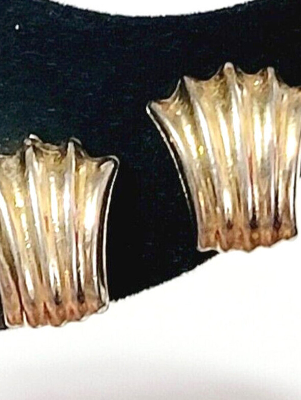 Small Shell Screw Back Earrings, Gold-tone Vintage Jewelry Mid-Century sb-23